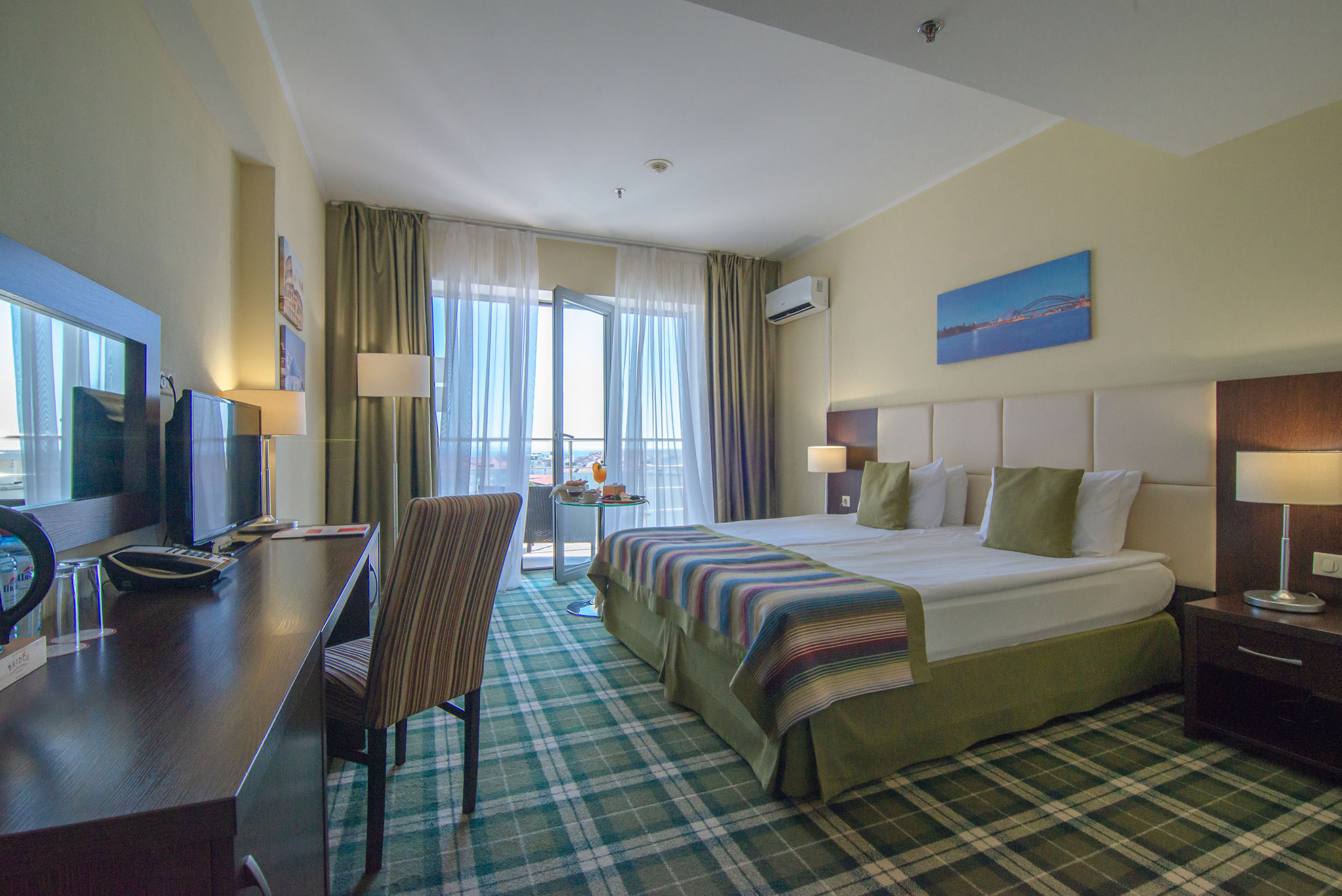 Интерьер номера Стандарт в отеле Bridge Resort Сочи с видом на море