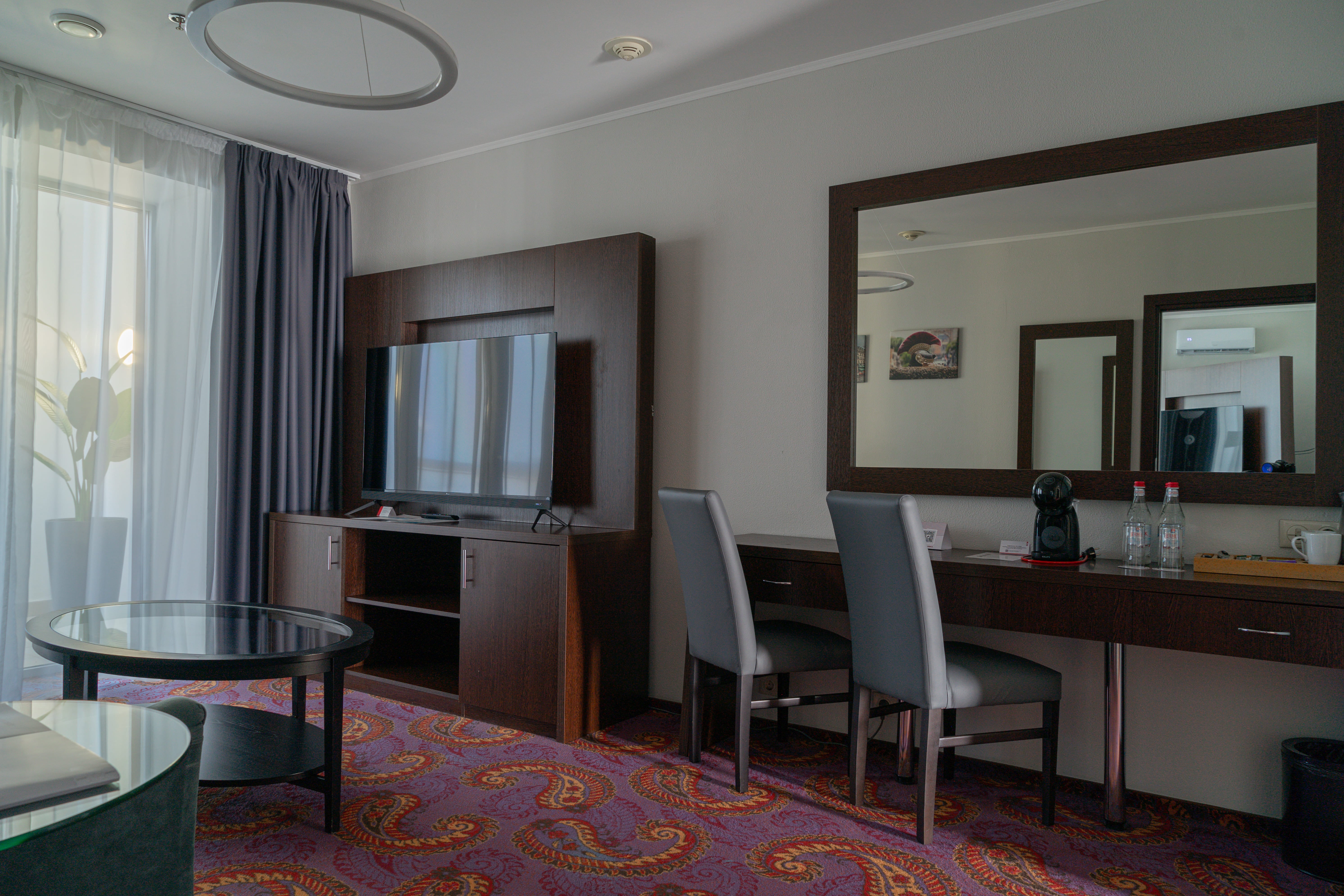 Люкс с террасой в Bridge Resort Сочи — вид на бассейн и море вечером
